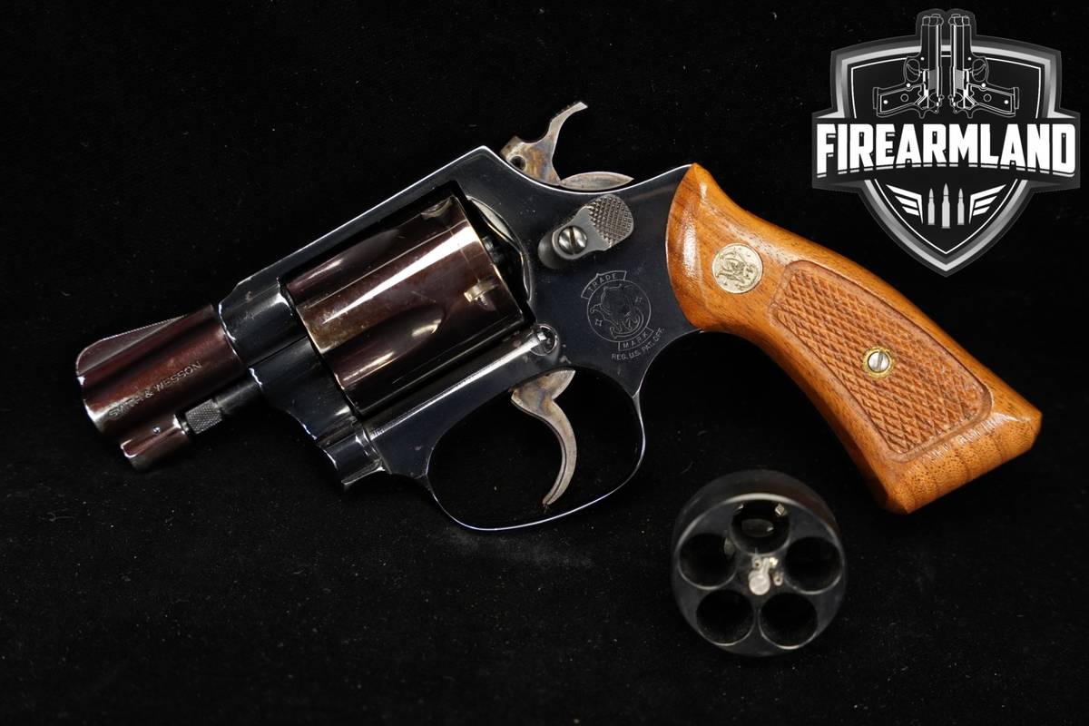 Smith & Wesson Model 36 Chiefs Special S&W 38 Spl 2" Blued & Walnut M36