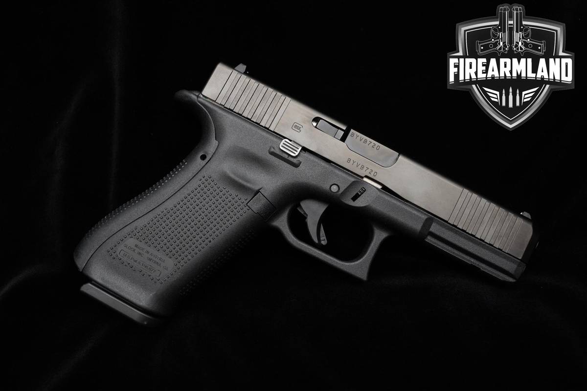 LIKE-NEW Glock 17 Gen5 9mm 4.49" Pistol Austria G-17 +3 MAGS & HOLSTER