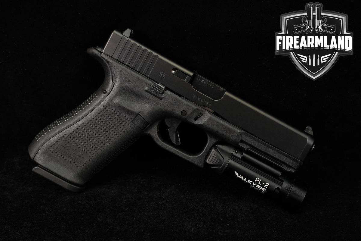 Glock 17 Gen5 9mm G17 Gen 5 +3 MAGS, ORIG CASE & WEAPON LIGHT