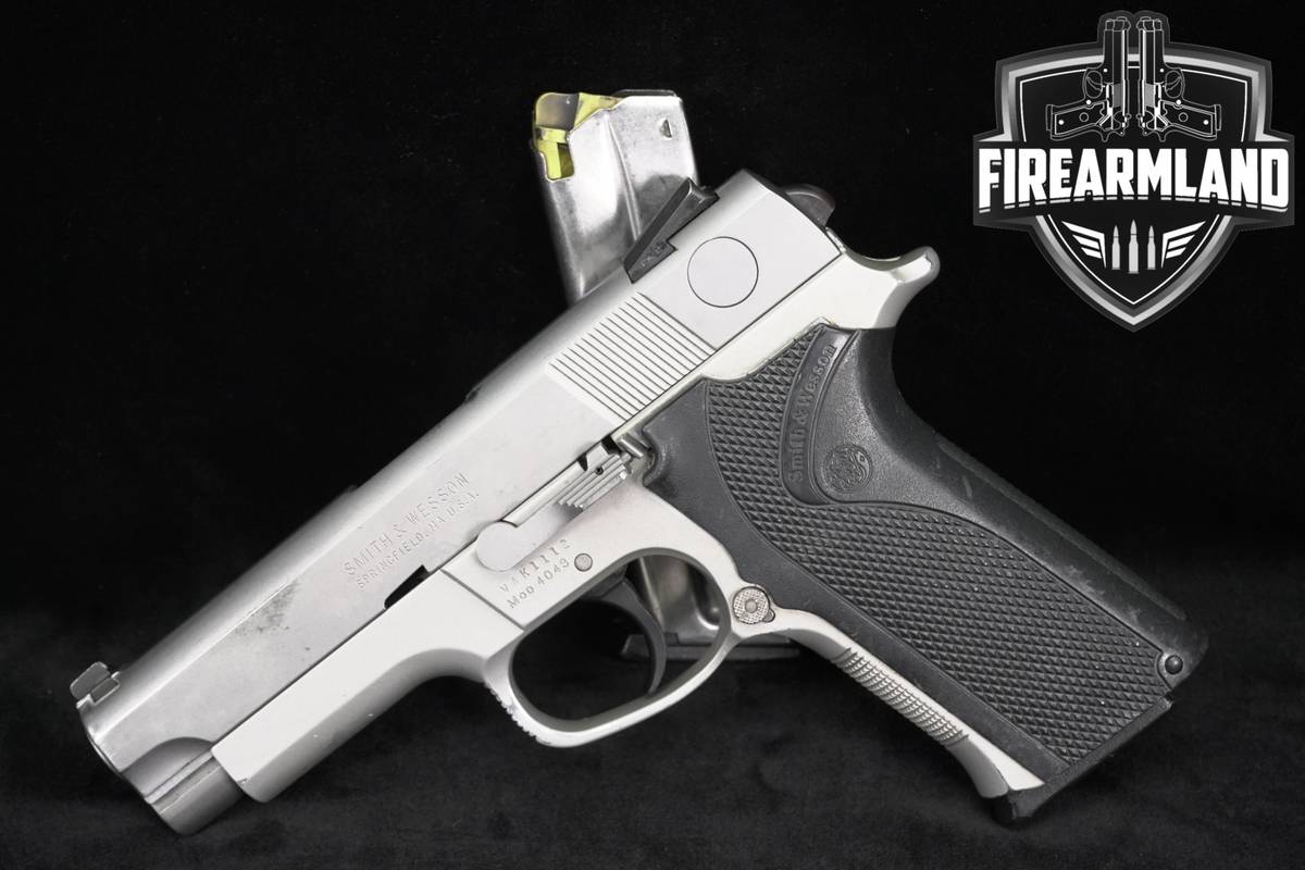Smith & Wesson Model 4043: POLICE Third Gen S&W 40S&W 4 +2 MAGS