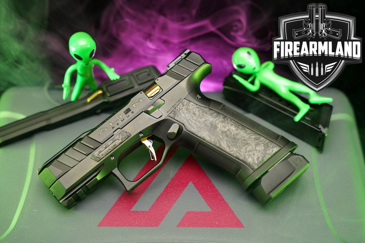 Laugo Arms ALIEN REMUS; First Edition 9mm 4" +2 MAGS, ORIG CASE & HOLSTER