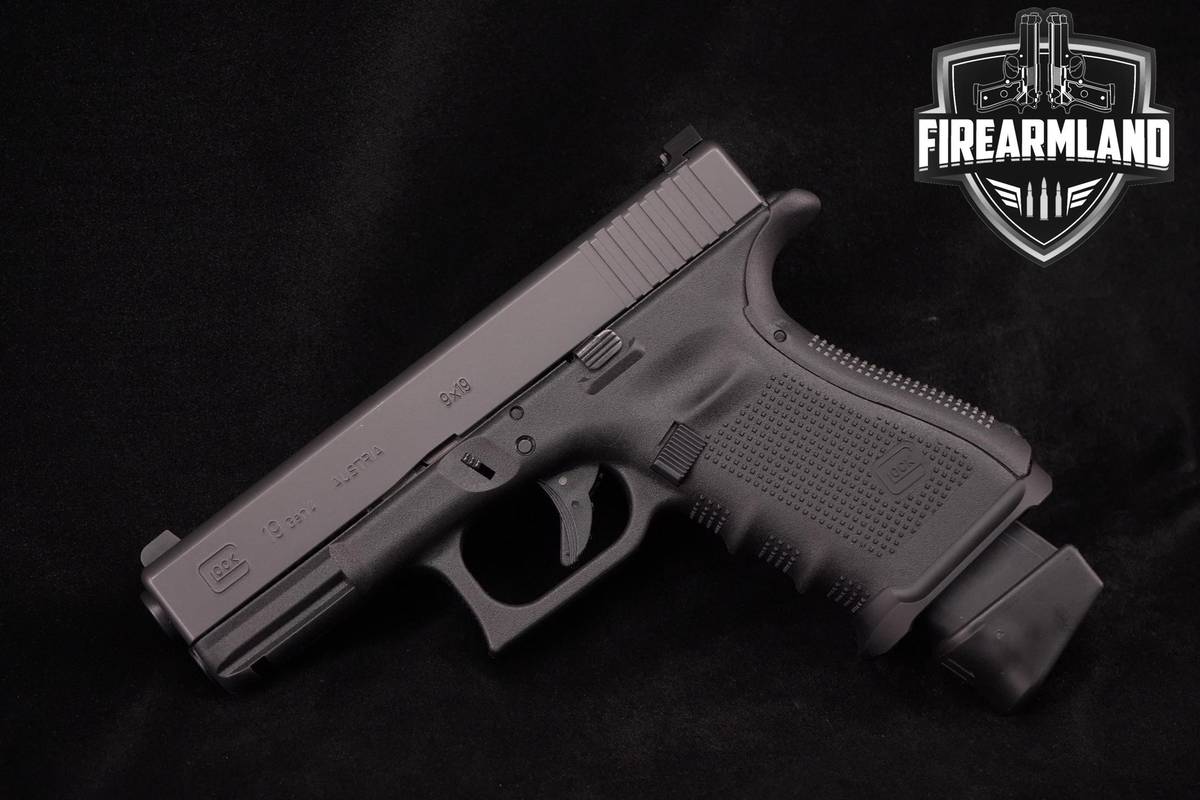 Glock 19 Gen4 9mm 4.02" G19 Gen-4 TRIJICON SIGHTS +3 MAGS & ORIG CASE