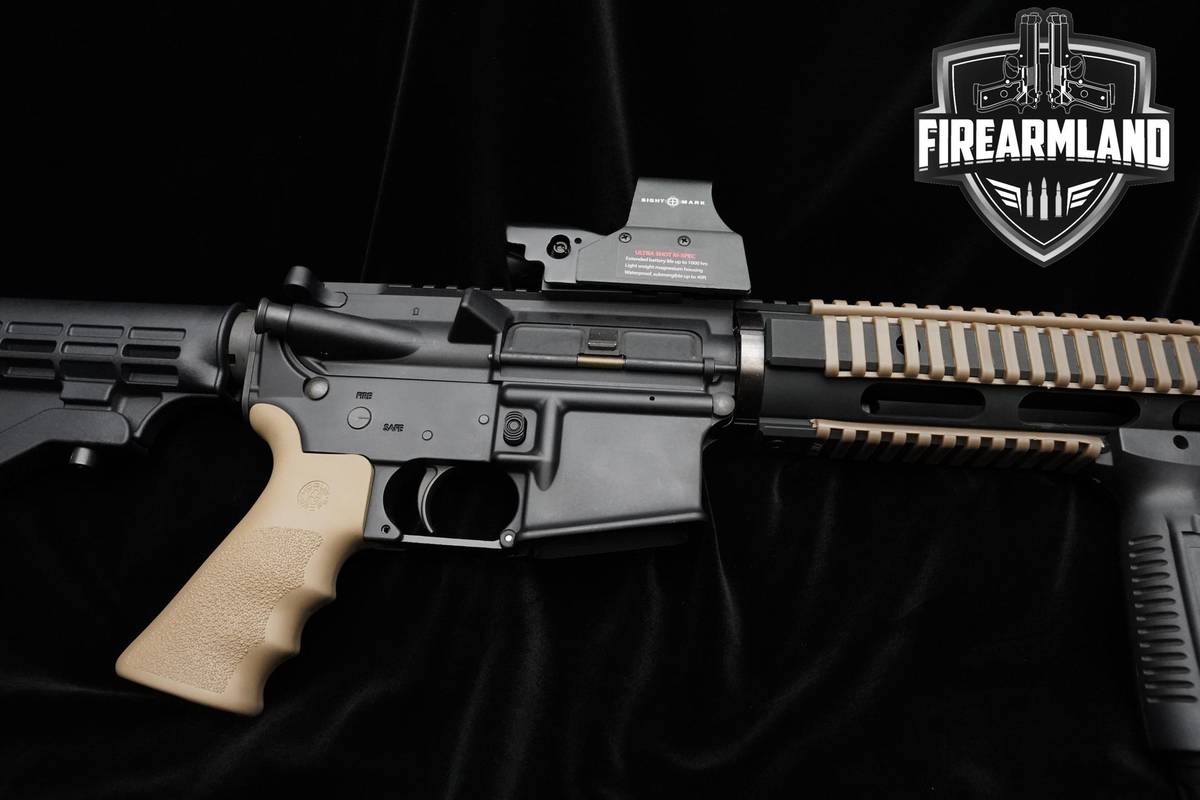LIKE-NEW Bushmaster XM15-E2S 5.56 NATO 16" AR-15 Threaded AR-15 AR +OPTIC