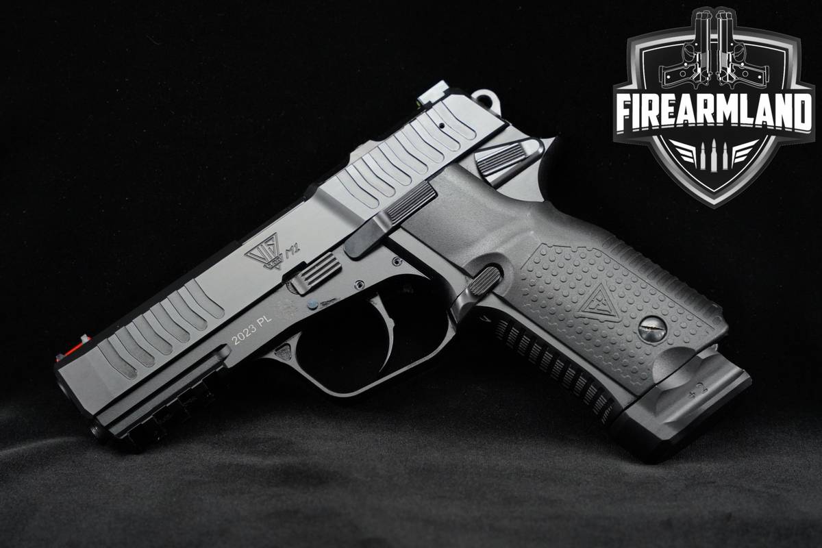 Fabrika Broni/Arms Of America VIS 100 M1 9mm 4.33" +2 MAGS & ORIG CASE