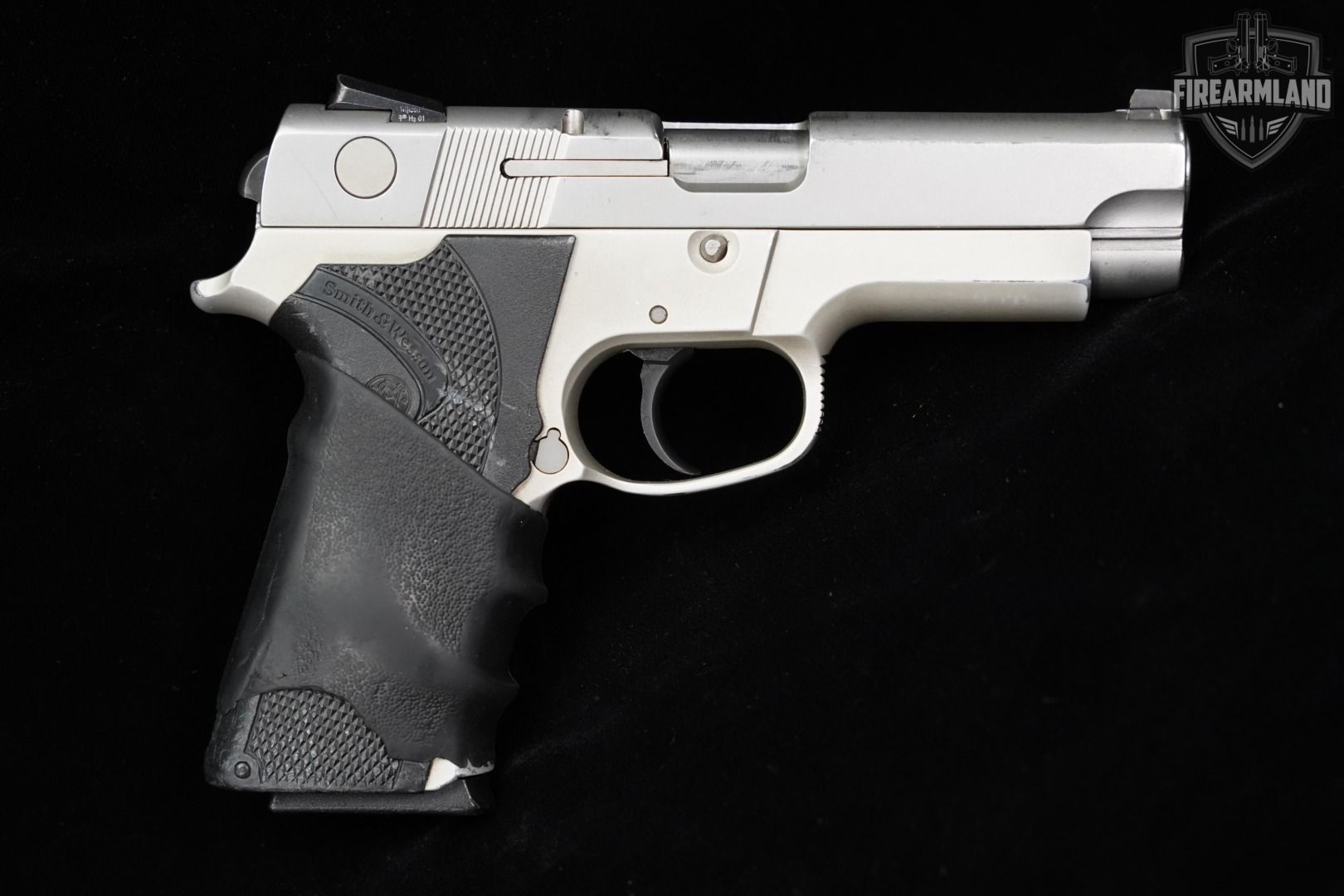 Smith & Wesson Model 4043 .40 S&W 4