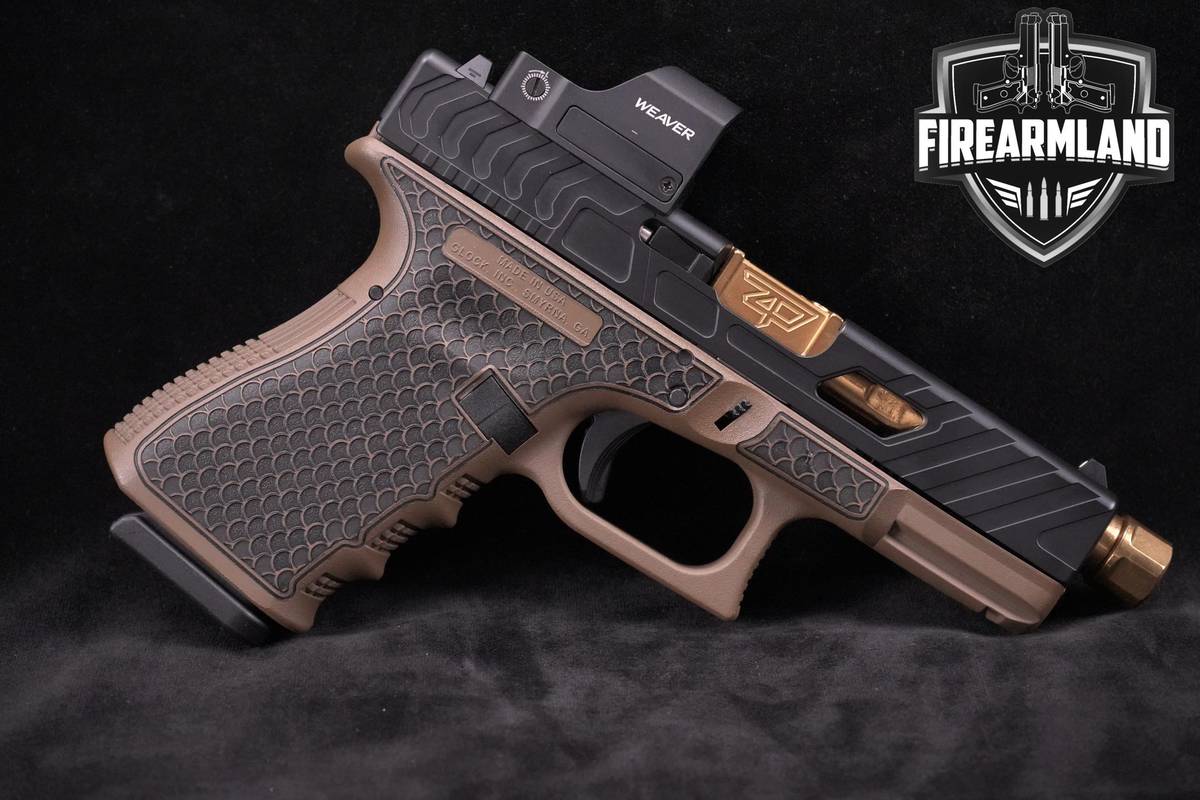 Glock G19 9mm 4..5" Two-Tone Glock G-19 +4 MAGS, ORIG CASE & OPTICS