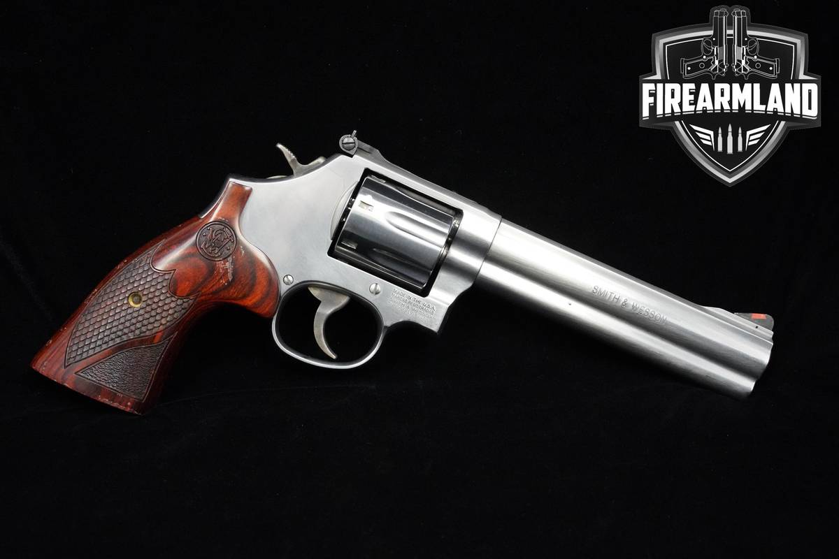 Smith & Wesson (S&W) Model 686 Plus Deluxe Distinguished Combat Magnum S&W